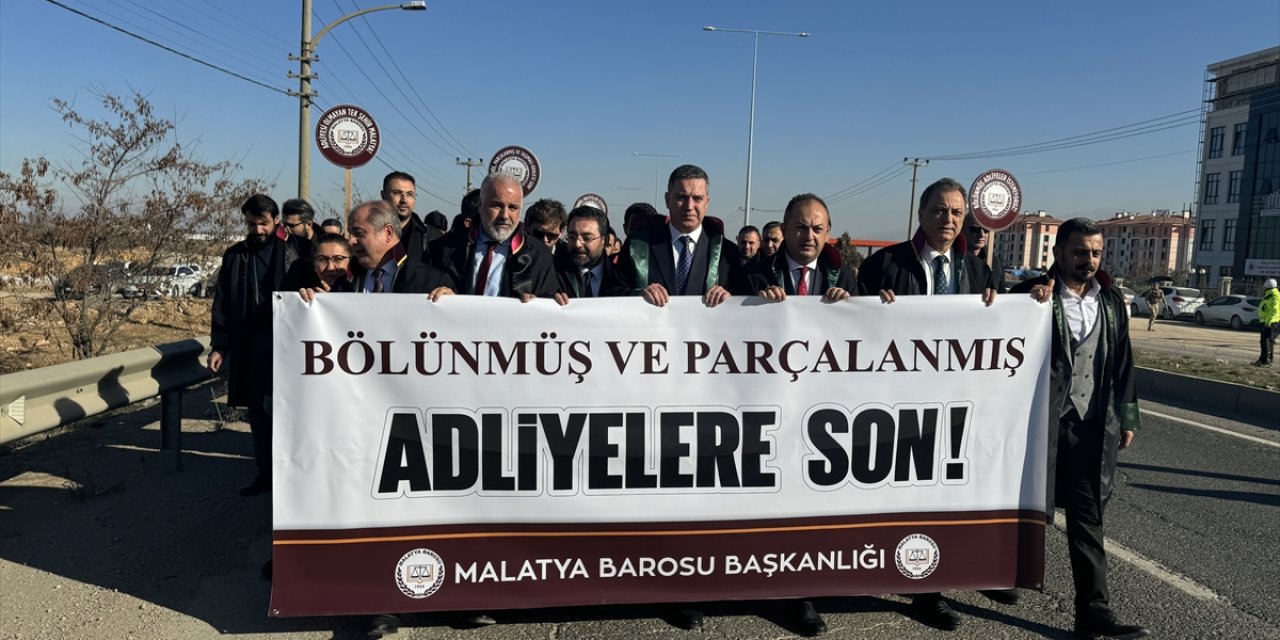 Malatya'da avukatlar "Tek çatıda adliye" yürüyüşü düzenledi