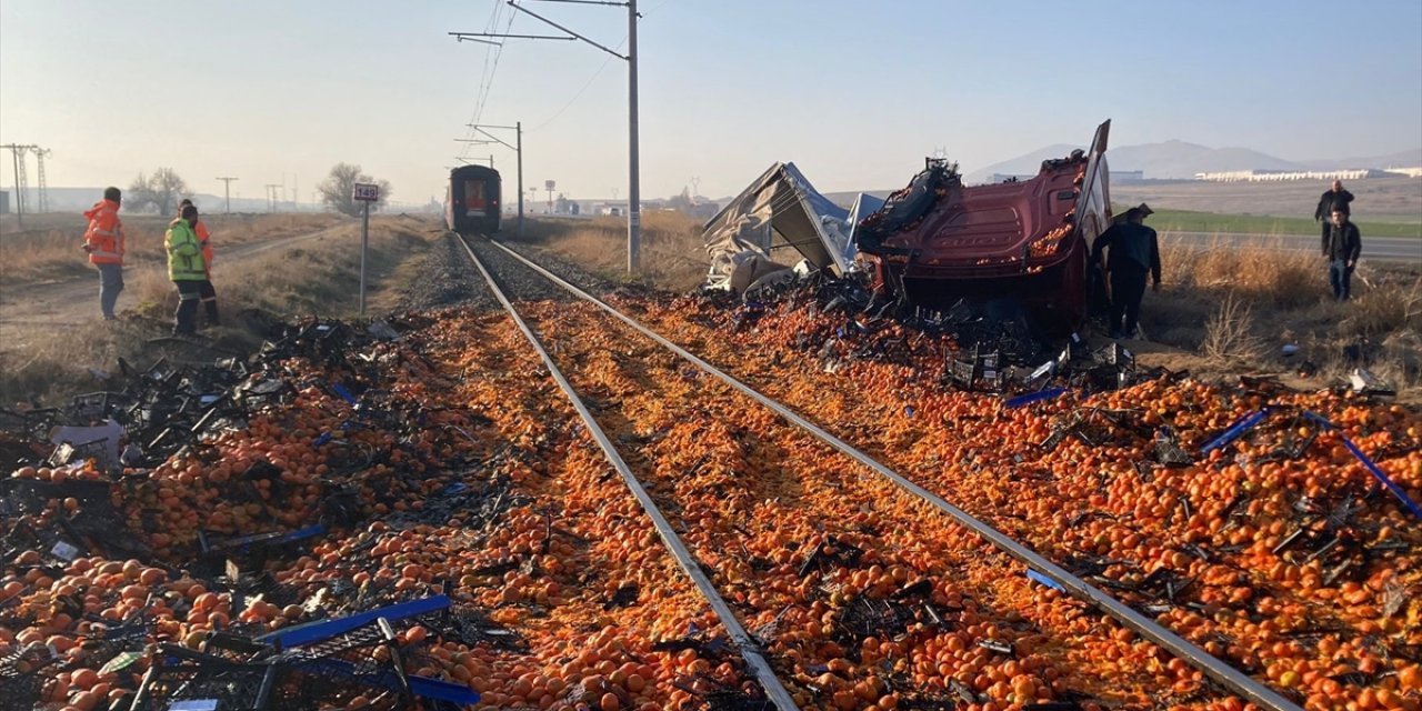 Kayseri'de narenciye yüklü tır demir yoluna devrildi