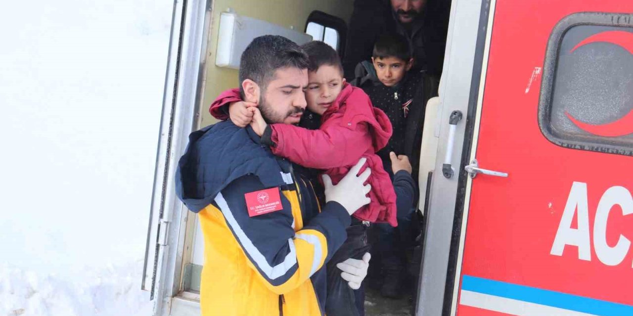 Paletli ambulans Ağrı’da 4 kardeşin yardımına yetişti