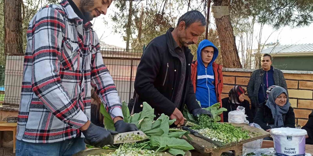 Depremzedenin tirşik çorbasıyla ayakta kalma mücadelesi dikkat çekti!