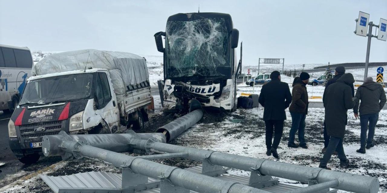 Ağrı'da feci kaza! Yolcu otobüsü devrildi