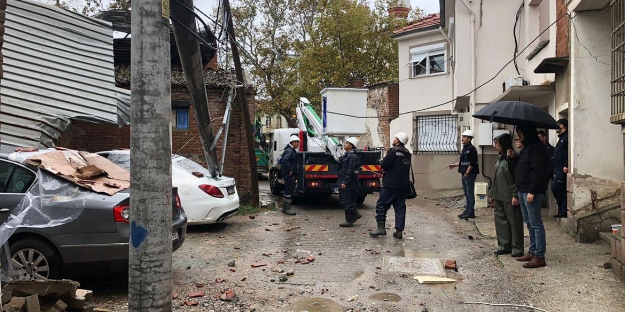 Balıkesir'de binaların çatısı uçtu! Vatandaşlar şoke oldu