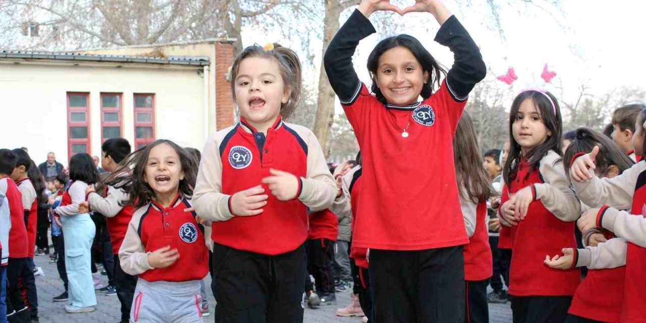 Öğrenciler derslerine oynayarak giriyorlar