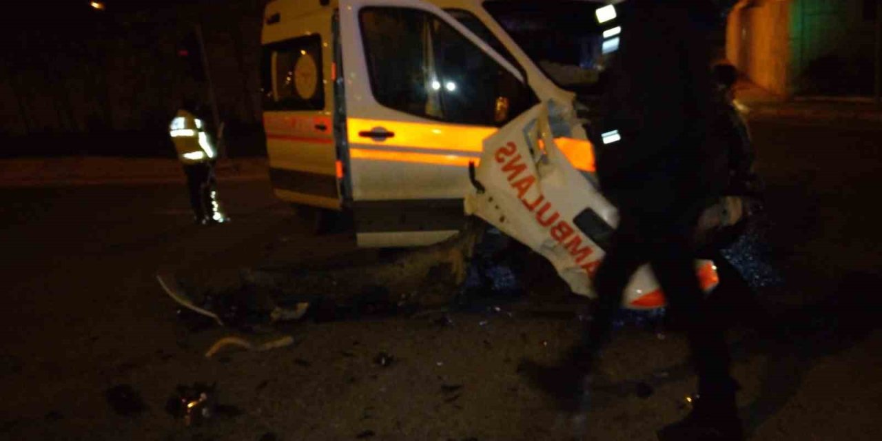 Ambulans ile işçi taşıyan minibüs çarpıştı! Çok sayıda yaralı var