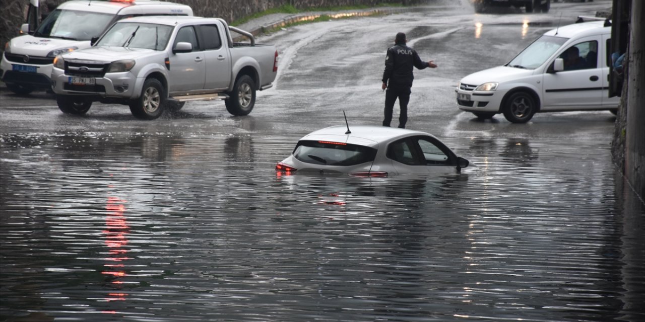 İzmir'de sağanak hayatı olumsuz etkiledi