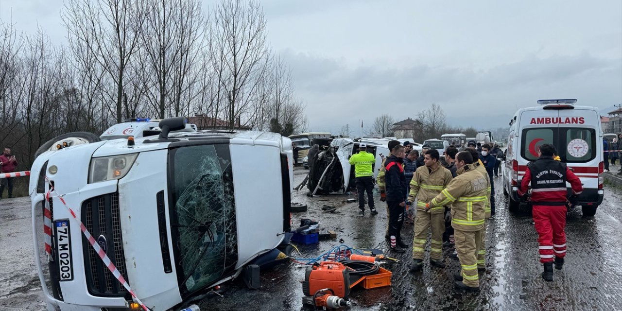 Bartın'da işçi servisleri çarpıştı! Ölü ve yaralılar var