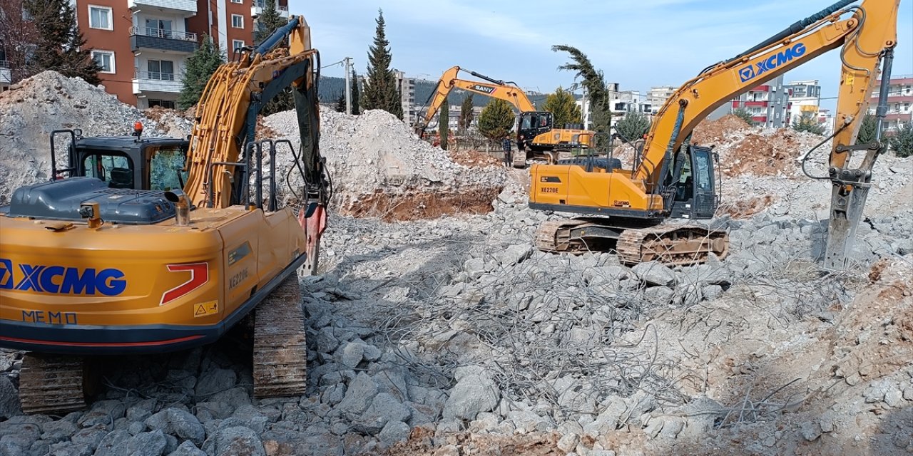 Adıyaman'da korkunç olay! Beton blok düştü