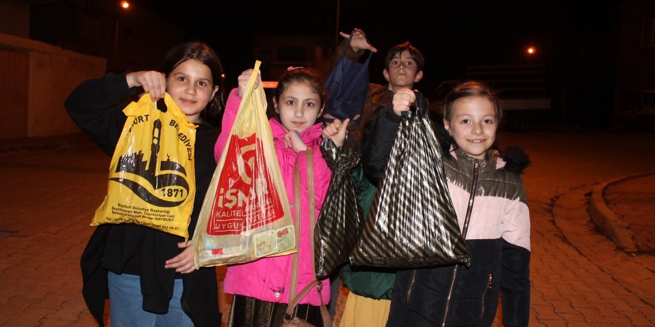 Çocuklar ellerinde poşetlerle kapı kapı gezdi! Her Ramazan yapılıyor