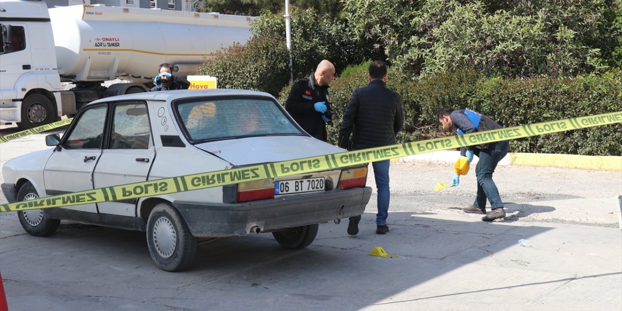 Petrol istasyonunda silahlı kavga! Yaralılar var