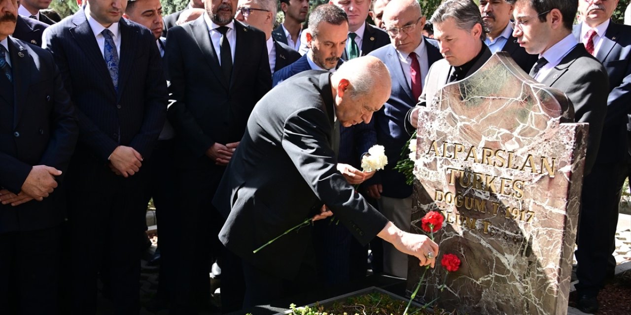 MHP Genel Başkanı Bahçeli, Alparslan Türkeş'in kabrini ziyaret etti