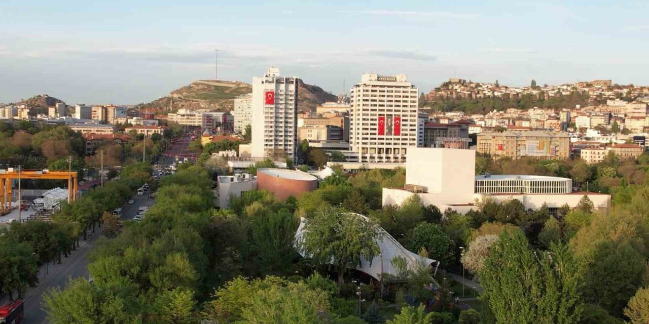 Başkentteki dev bayraklar havadan görüntülendi