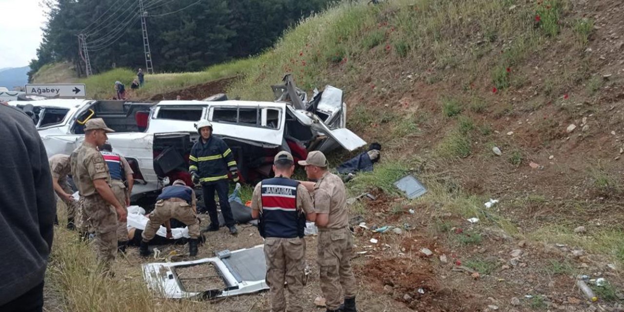 Feci kaza! Tır yolcu minibüsünü biçti: Çok sayıda ölü ve yaralı var