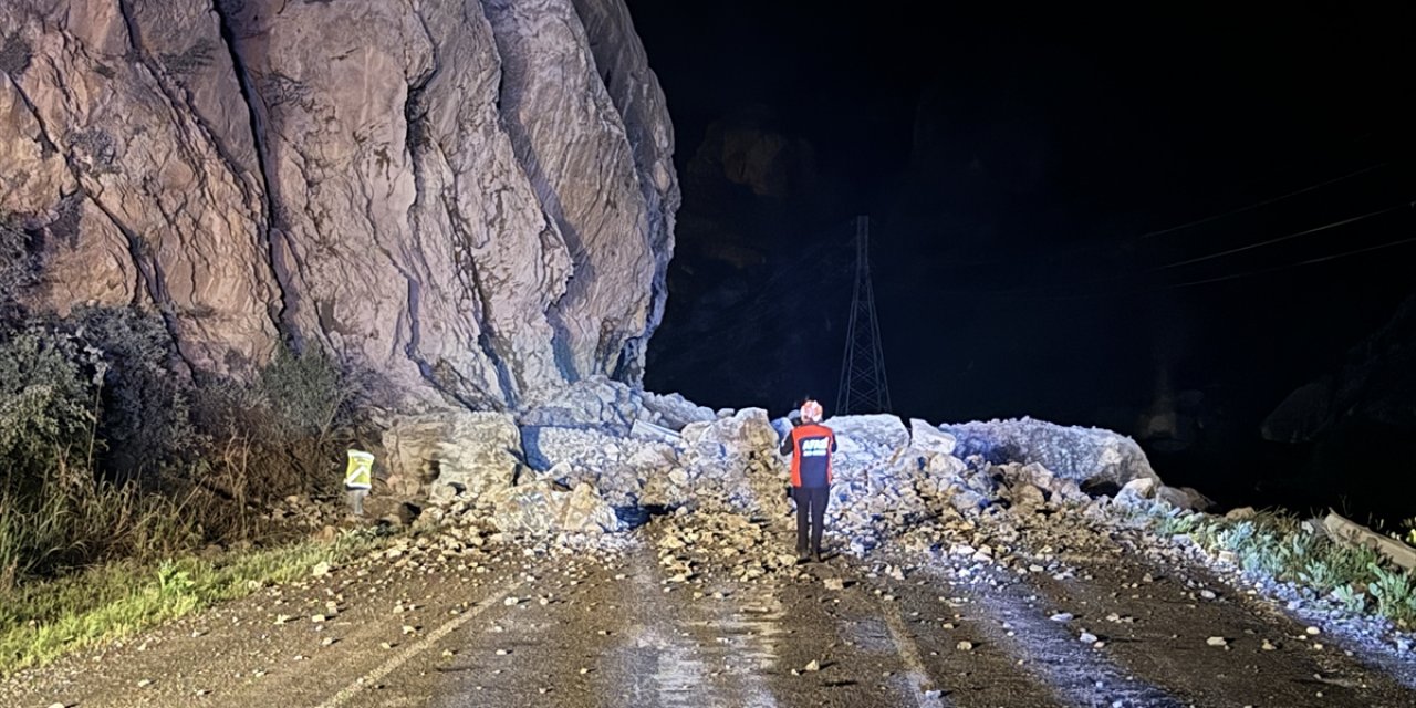 Dağdan kaya parçaları düştü! Yol kapandı