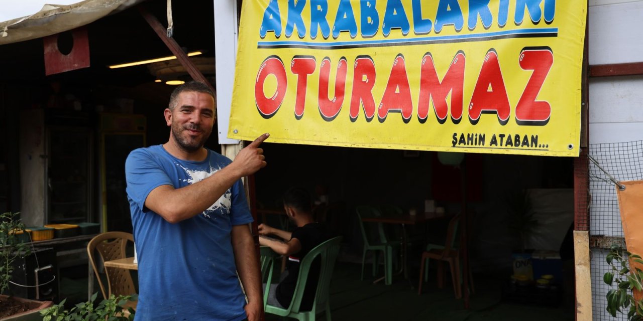 Böyle akraba nefreti görülmedi! Yazdığı pankartları her yere astı