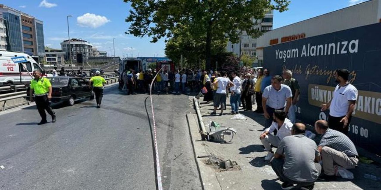 İstanbul'da korkunç olay! Kontrolden çıkan otomobil yayaların arasına daldı!