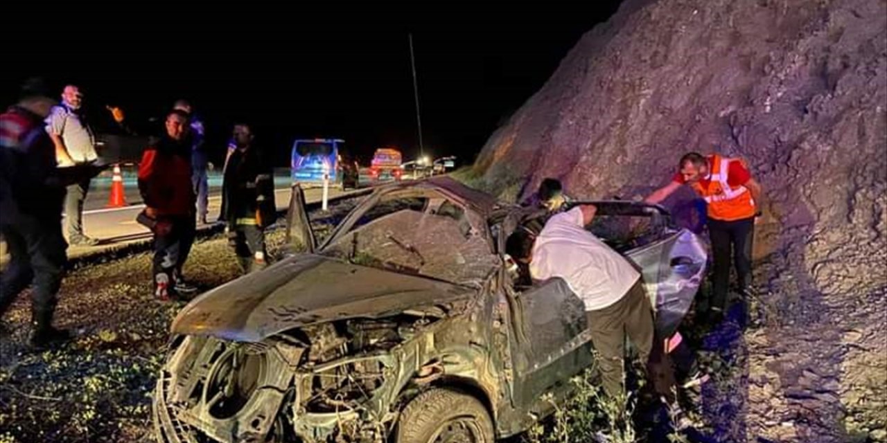 Bolu'da su kanalına devrilen otomobildeki 1 kişi öldü, 2 kişi yaralandı