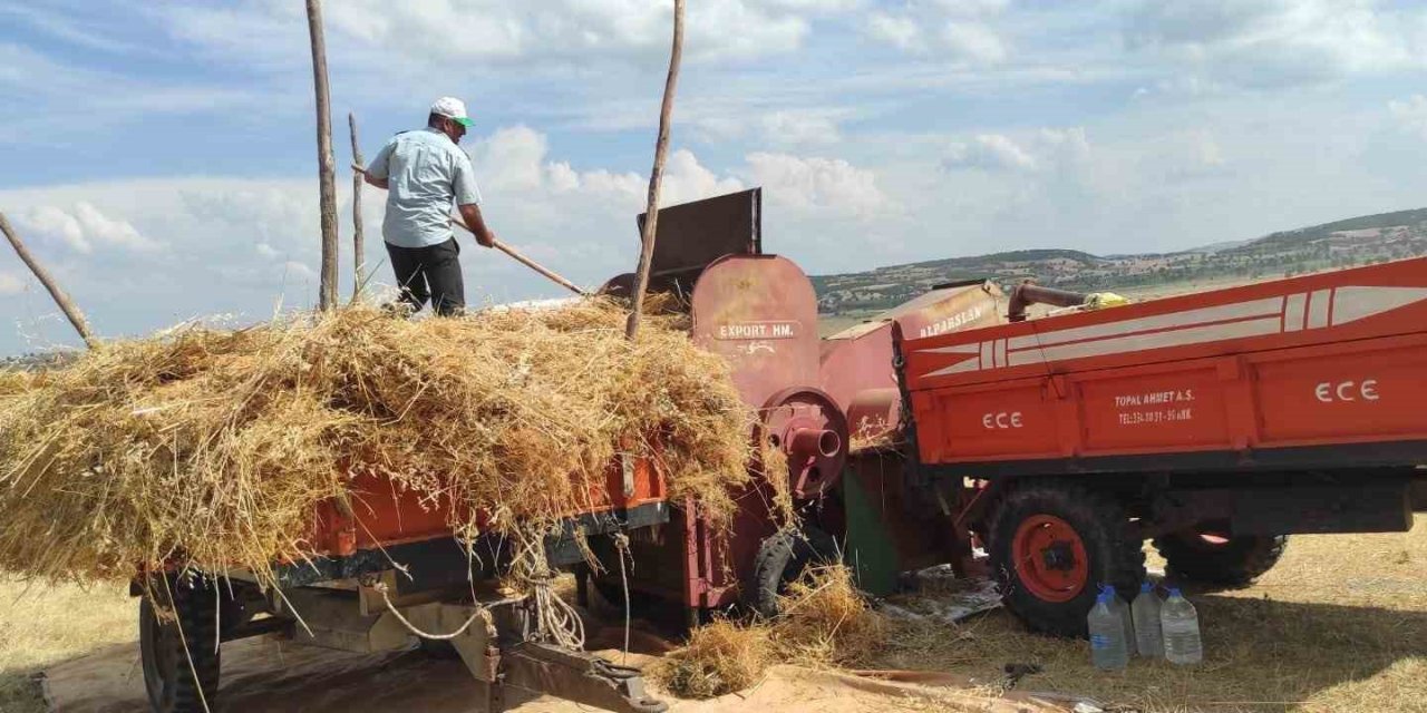 Yozgat’ta sıcak havada çiftçilerin hasat mesaisi sürüyor