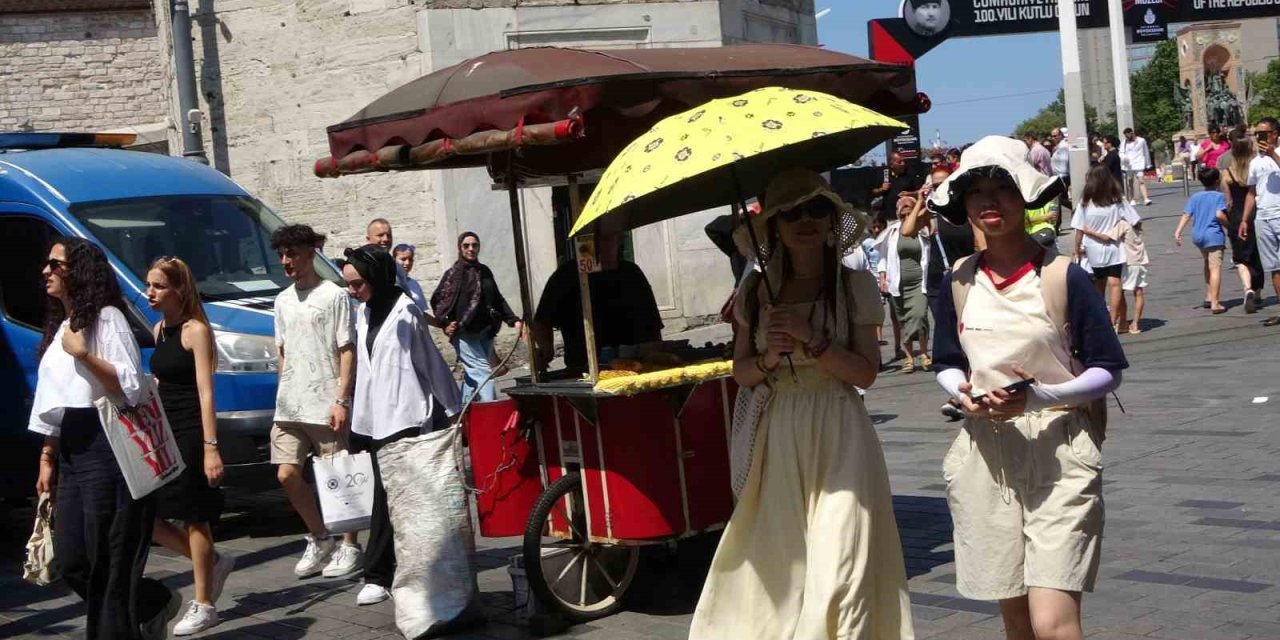 Taksim’de vatandaşların sıcak ile imtihanı