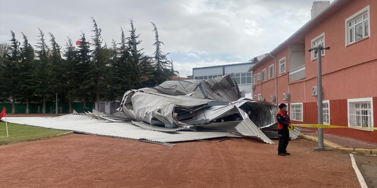 Kırşehir'de kuvvetli rüzgar nedeniyle kopan çatı stadın atletizm pistine düştü