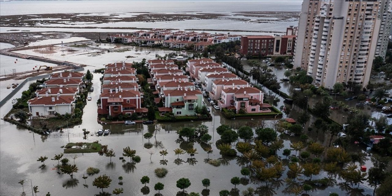 İzmir'de deniz taştı, sokaklar su altında kaldı