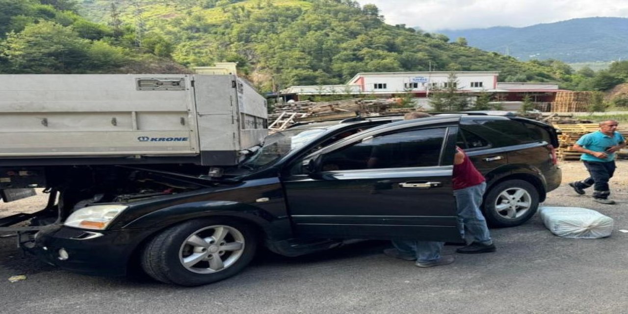 Giresun’da otomobil tıra çarptı: 4 yaralı