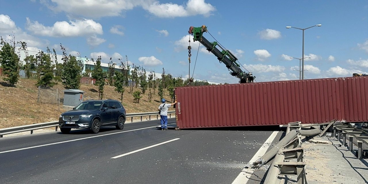 İstanbul'da TEM Otoyolu'nda tır devrildi