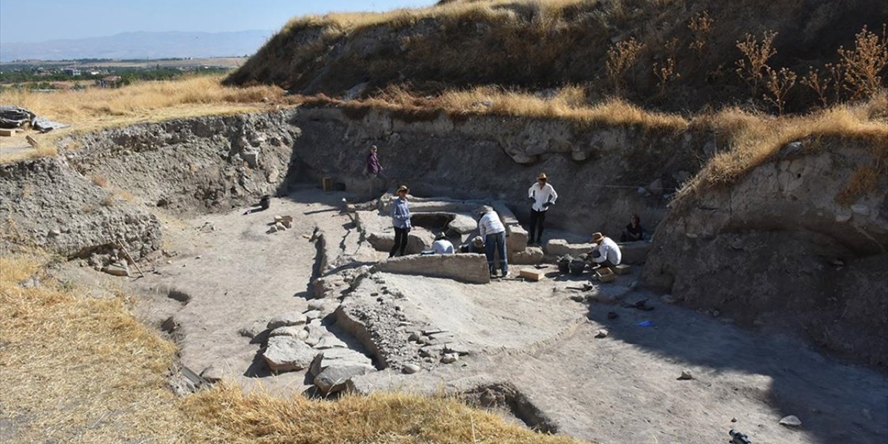 Arslantepe Höyüğü'nde 7 bin yıllık hayvan figürlü mühürler bulundu