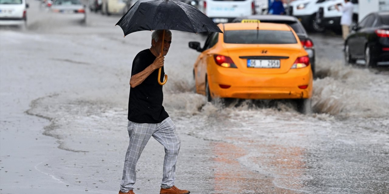 Bazı illerde etkili olan yağışlarda mahsur kalan 1065 kişi tahliye edildi