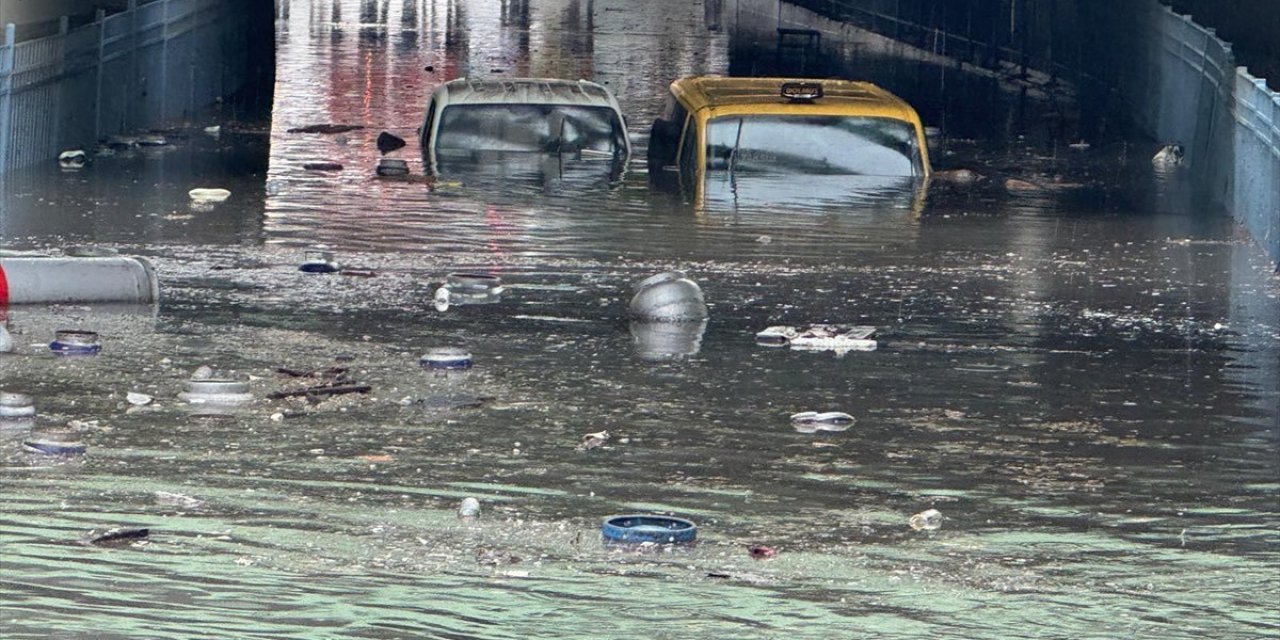 İstanbul'da zor anlar! Ev ve iş yerlerini su bastı