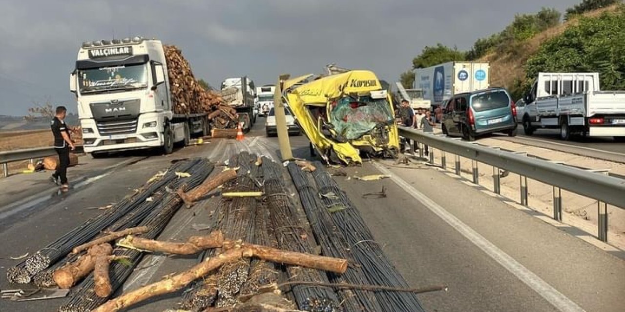 Bursa’da bir tır, tomruk yüklü tıra çarptı: Ortalık savaş alanına döndü