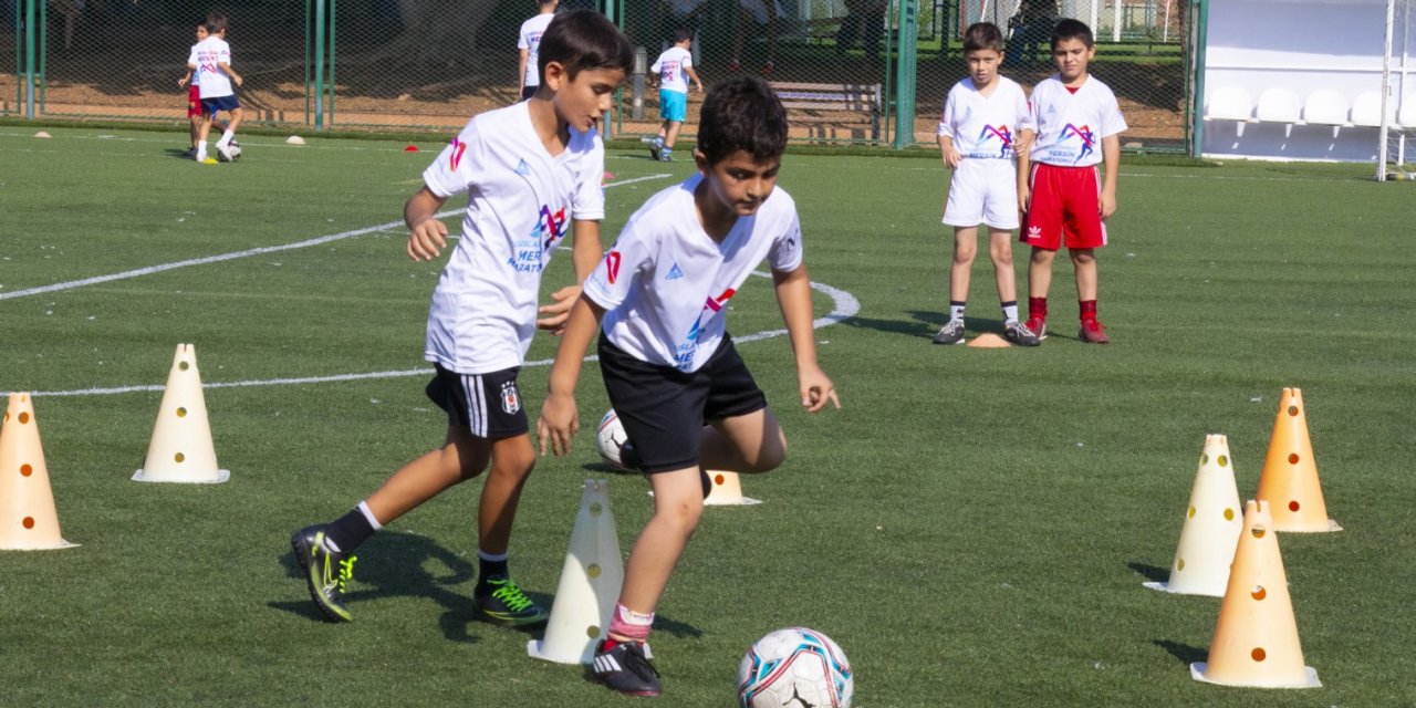 Futbol kursları yaz döneminde çocukların gözdesi oldu