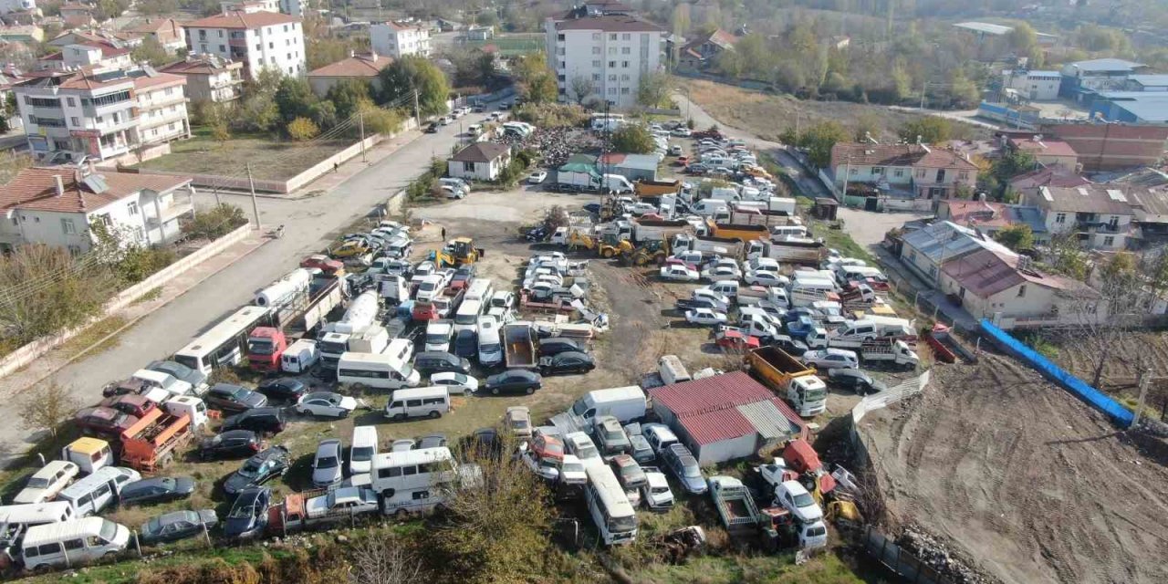 Yüzlerce araç ve motosiklet araç mezarlığında çürüyor!