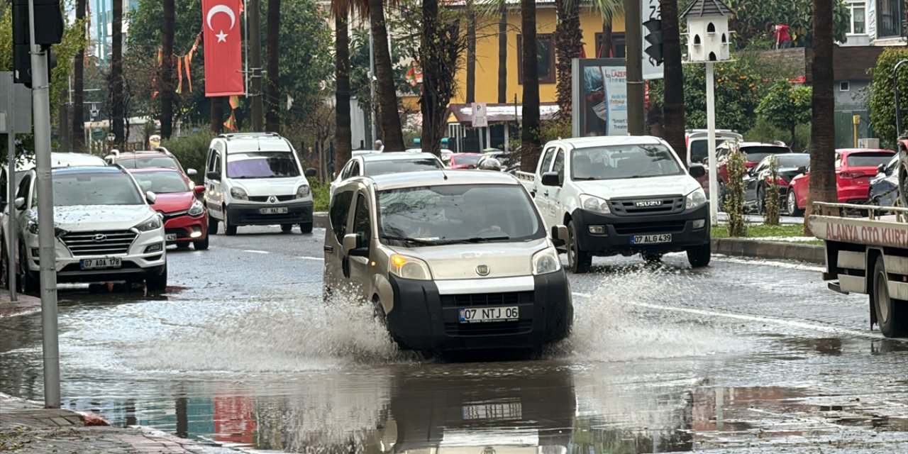 Alanya'da şiddetli yağmur ve dolu