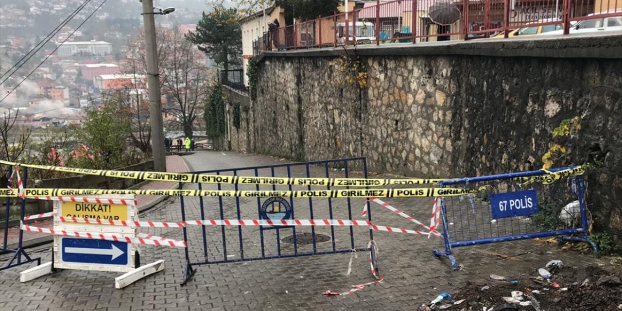 Zonguldak'ta yol çöktü!