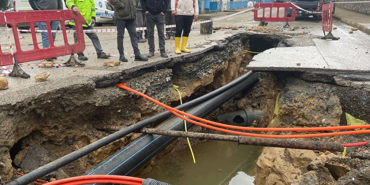 Su hattı patladı! Yol çöktü