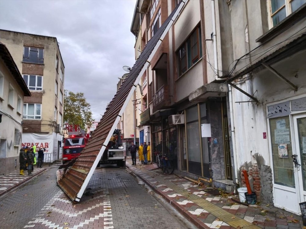 Balıkesir'de binaların çatısı uçtu! Vatandaşlar şoke oldu