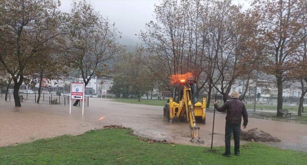 Bursa'da deniz taştı! Sahilde büyük panik!