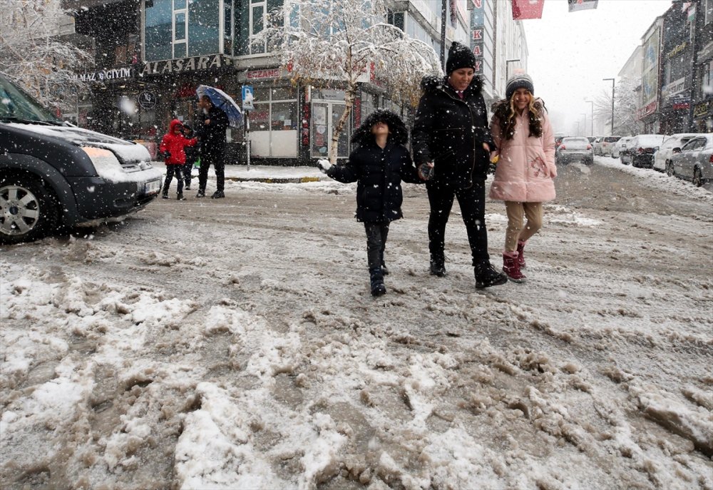 Kış sert vurdu! 322 yerleşim yerine ulaşım sağlanamıyor