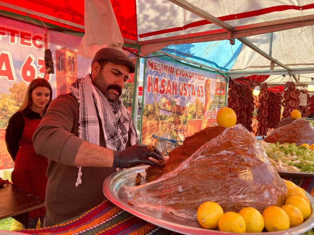 Kağıt kebabı yeme yarışmasında renkli görüntüler yaşandı