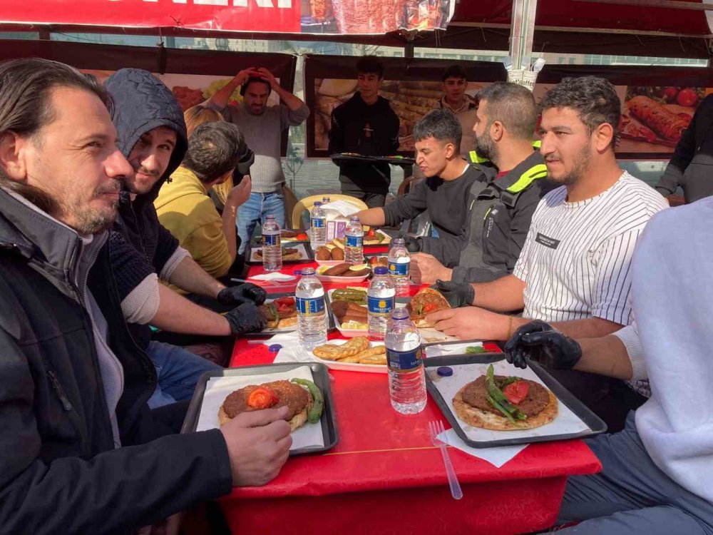 Kağıt kebabı yeme yarışmasında renkli görüntüler yaşandı