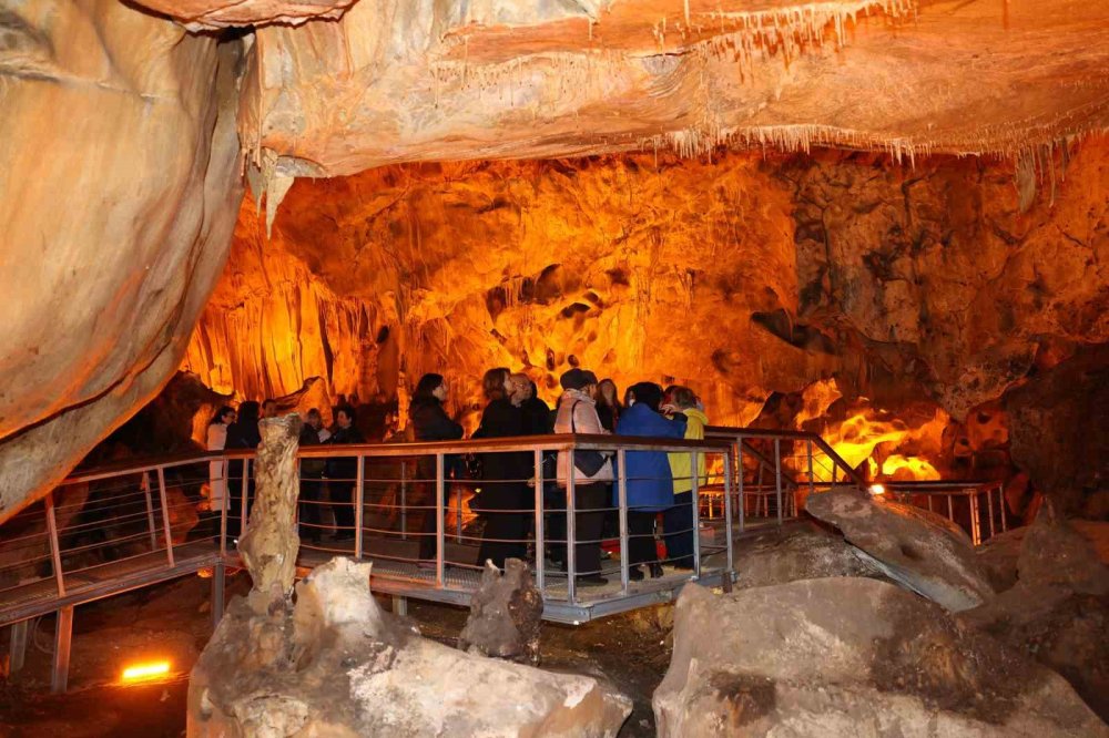 Gölbaşı'ndaki Tulumtaş Mağarası’na akademisyenlerden ziyaret