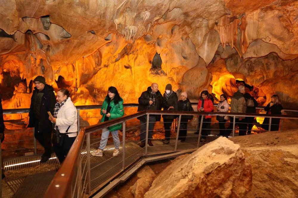 Gölbaşı'ndaki Tulumtaş Mağarası’na akademisyenlerden ziyaret