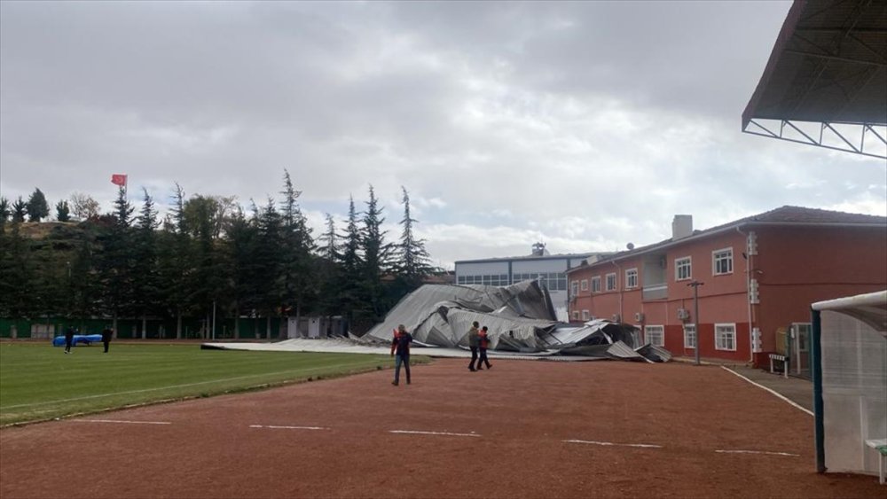 Kırşehir'de kuvvetli rüzgar nedeniyle kopan çatı stadın atletizm pistine düştü