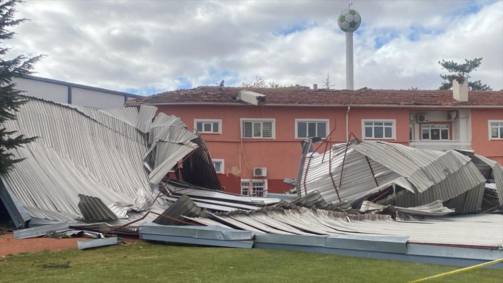 Kırşehir'de kuvvetli rüzgar nedeniyle kopan çatı stadın atletizm pistine düştü