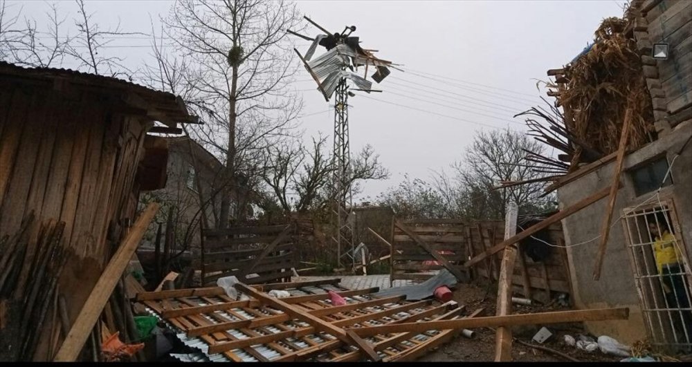 Samsun'da şiddetli rüzgar çatıları uçurdu