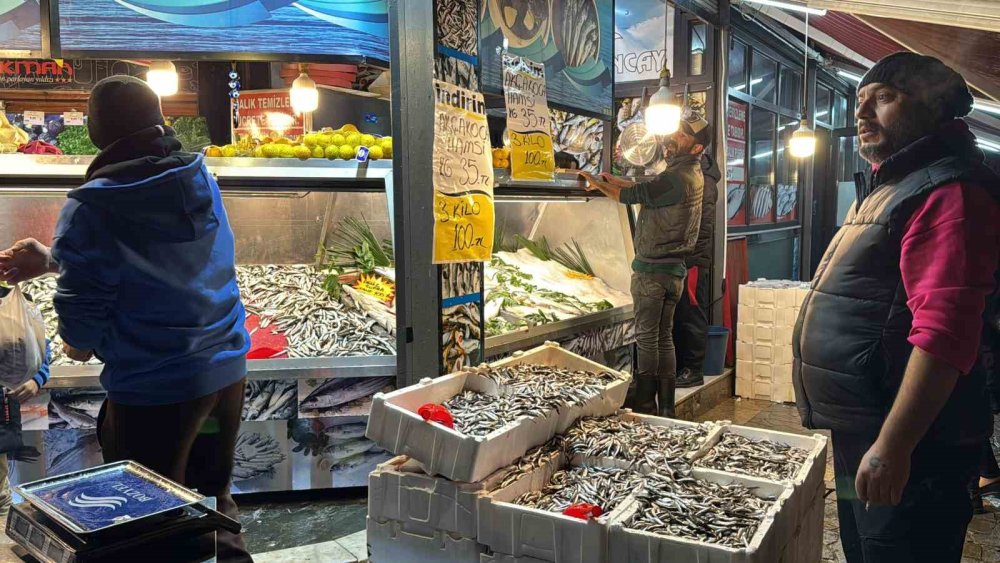 Fırtınadan kurtulan hamsinin ateşi tezgahta düştü