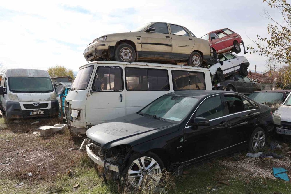 Yüzlerce araç ve motosiklet araç mezarlığında çürüyor!