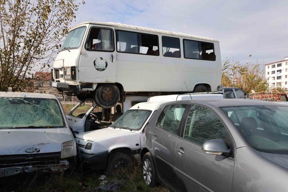 Yüzlerce araç ve motosiklet araç mezarlığında çürüyor!