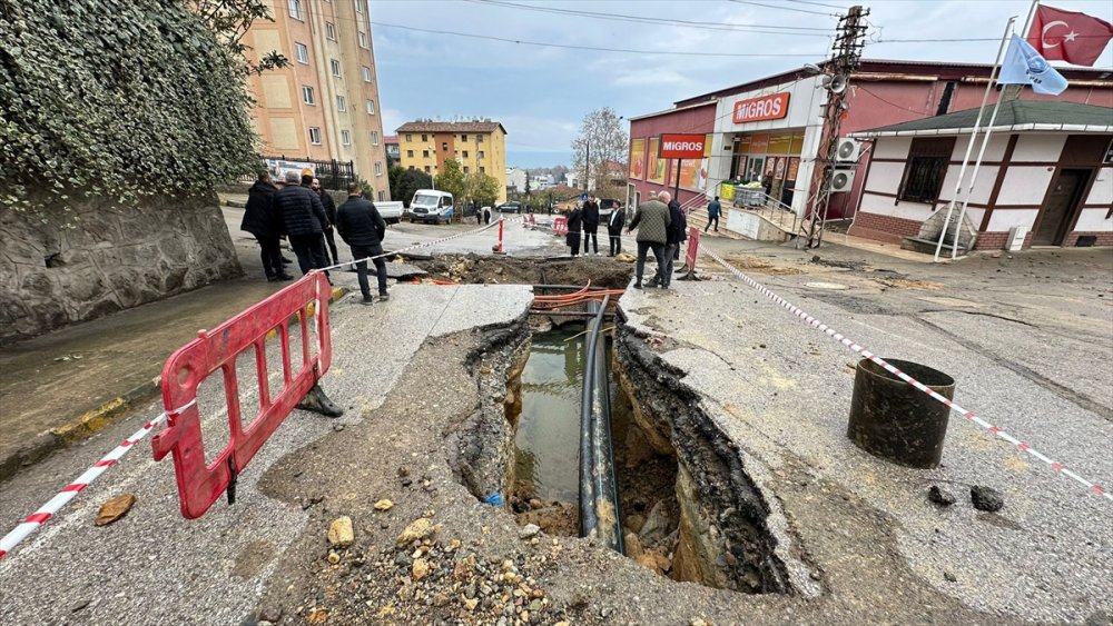 Su hattı patladı! Yol çöktü