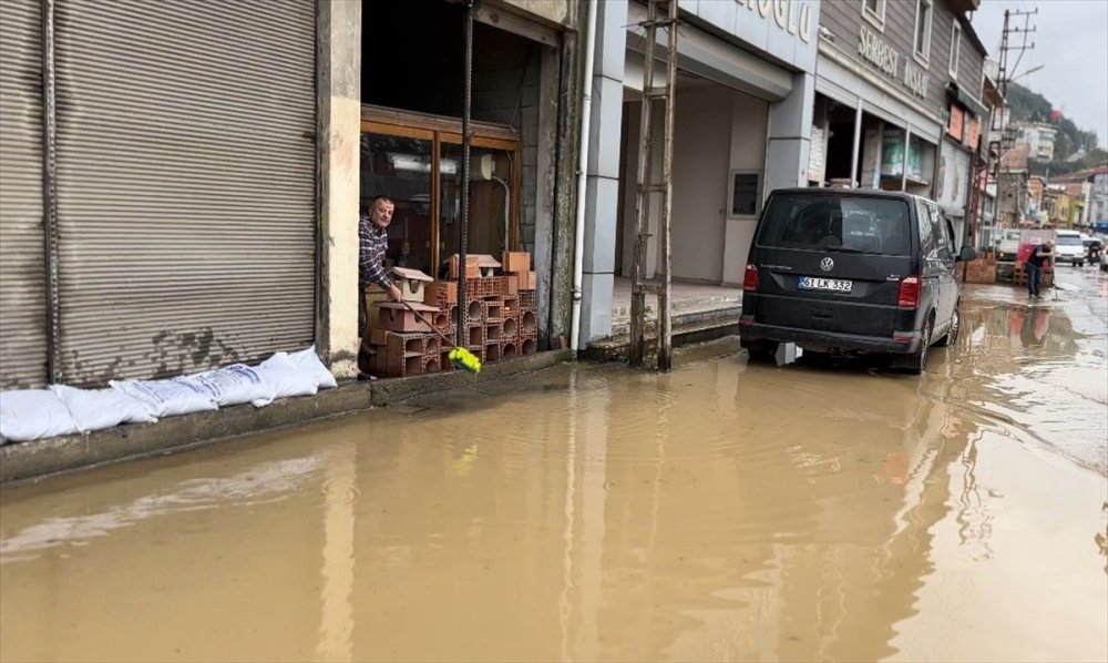 Su hattı patladı! Yol çöktü